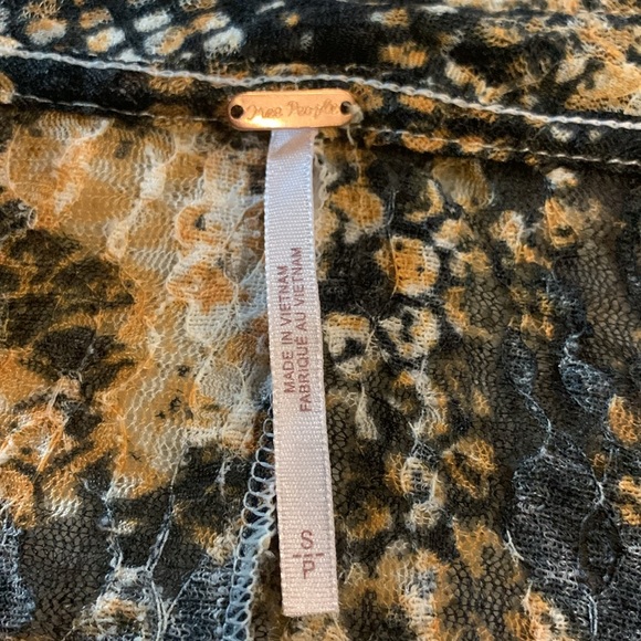 NWOT Free People Pullover Snakeskin Print with Collar Drawstring Blouse Size S - Picture 4 of 6